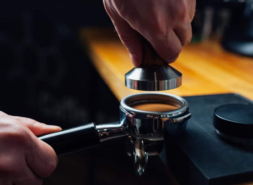 Jak korzystać z tampera do kawy, by otrzymać idealne espresso?
