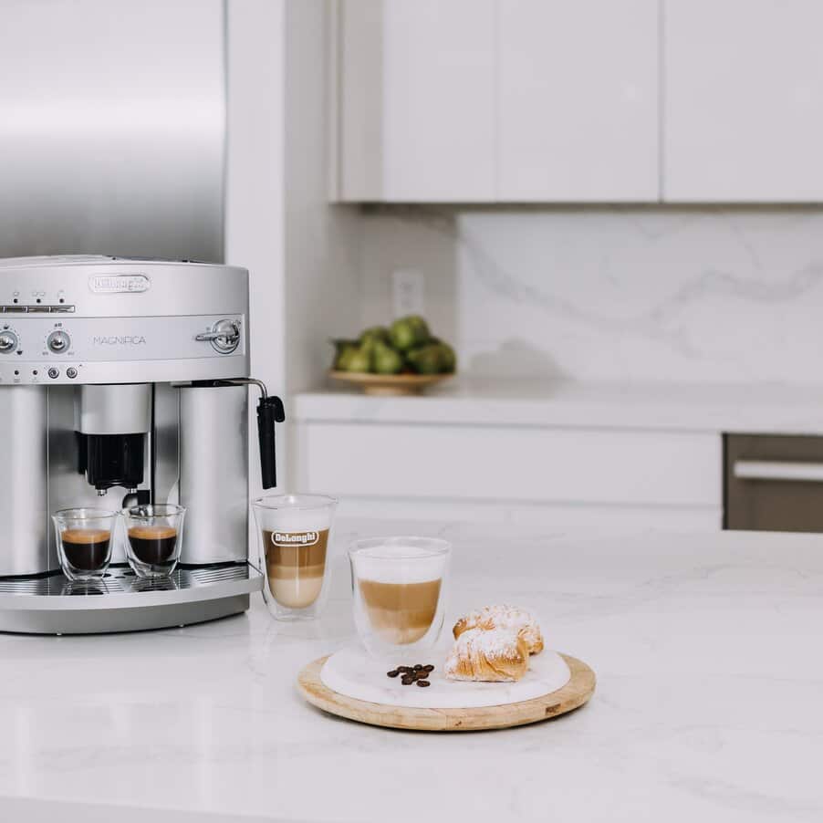 デロンギ　マグニフィカ　エスプレッソ　コーヒーメーカー　ESAM-3300 Amazon.com: De'Longhi ESAM3300 Magnifica Super Automatic