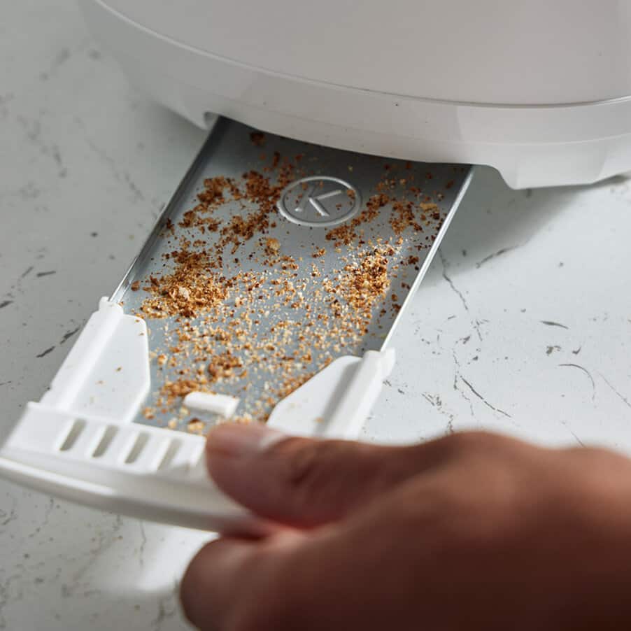 Easy to clean,removable crumb tray