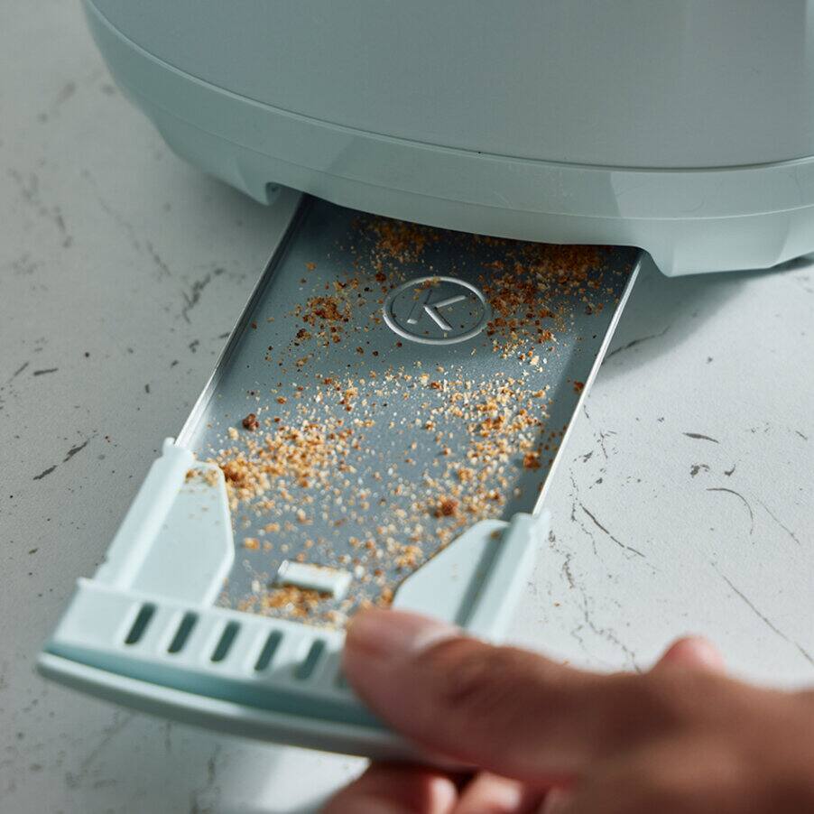 Easy to clean,removable crumb tray