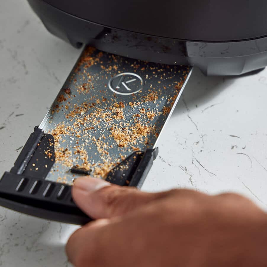 Easy to clean,removable crumb tray